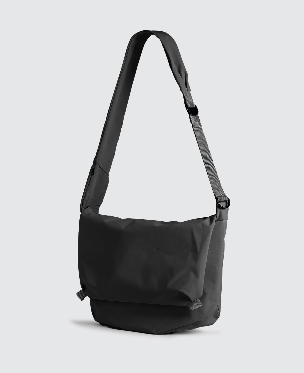 Essential 6.5L Messenger Bag- Black