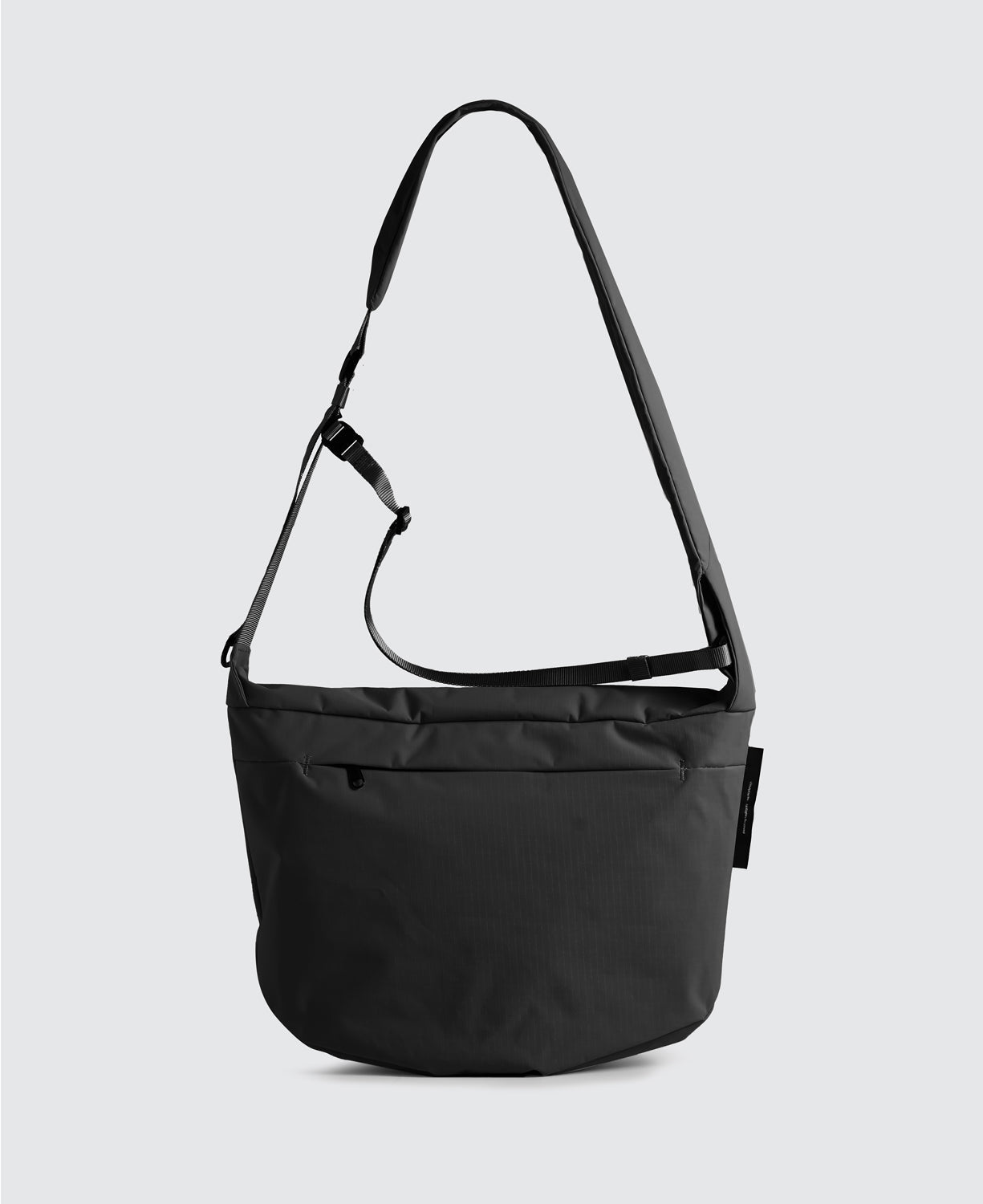 Essential 6.5L Messenger Bag- Black