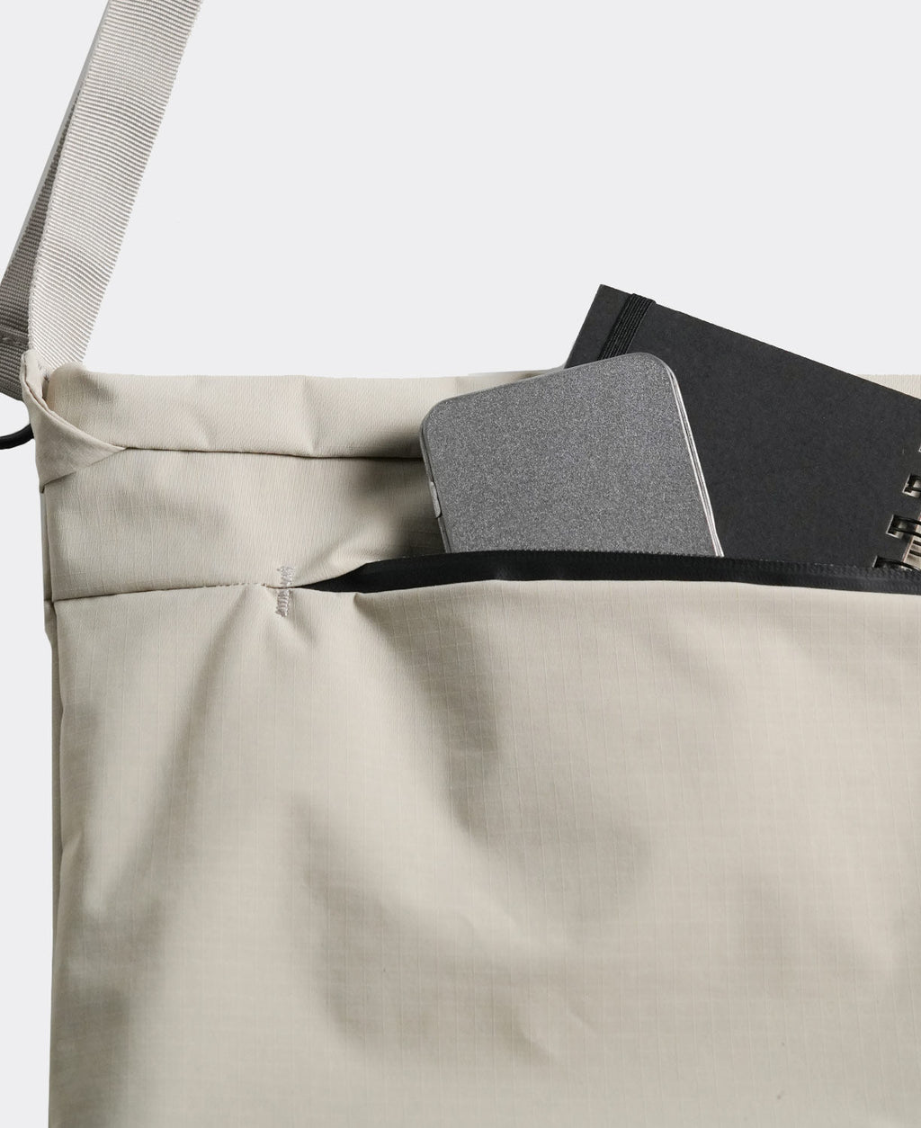 Essential 6.5L Messenger Bag- Grey