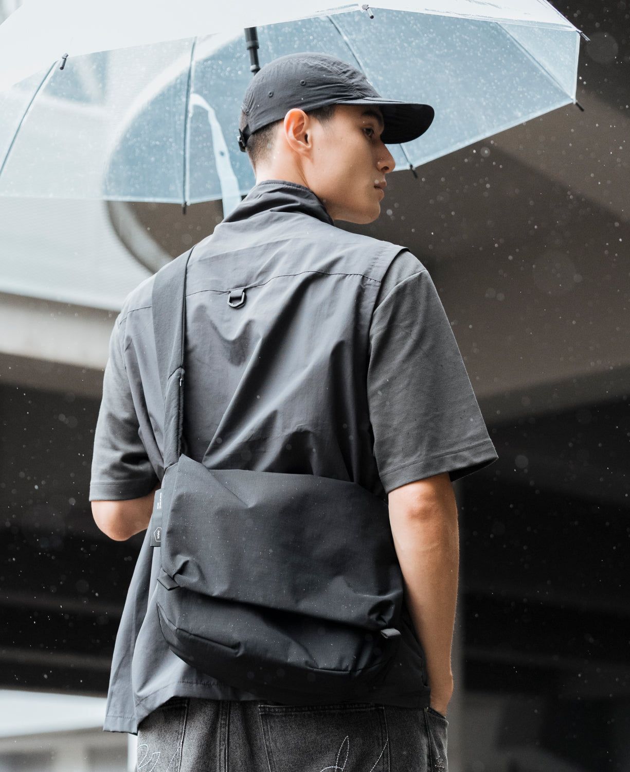 Essential 6.5L Messenger Bag- Black